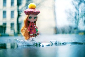 Открытка: Девушка с корабликами