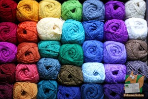 Открытка: Цветные нитки