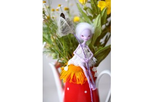 Открытка: Фея с сачком