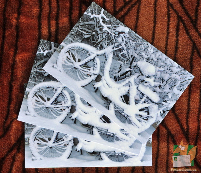 Почтовая открытка с велосипедами в снегу