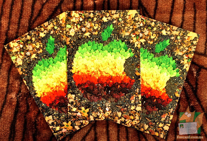 Яблоко выложенное из листьев - почтовая открытка.